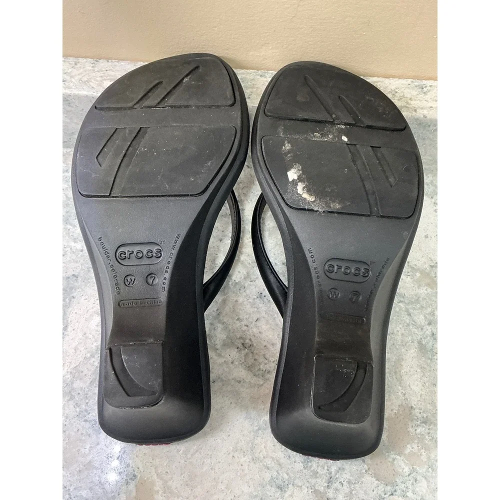 Crocs Wedge Flip Flops Sandals Size 7 Black Pink Ribbed Thong Platform Heel